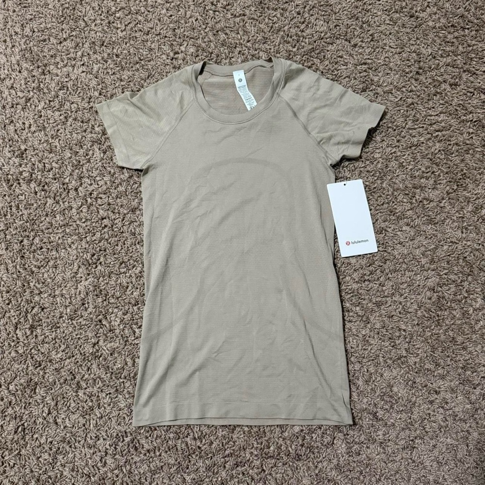 Lululemon NWT Swiftly Tech Short Sleeve Sheer Oak Size 4